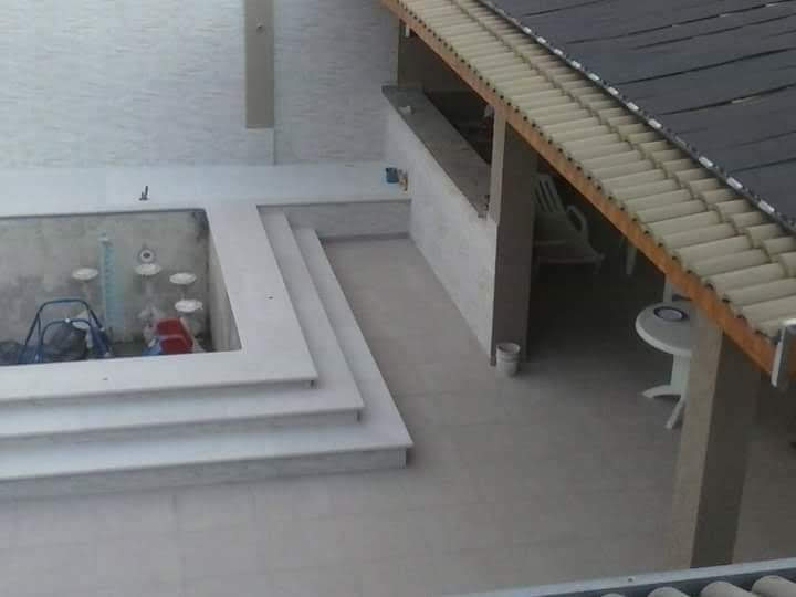 Área de piscina com cobertura cerâmica