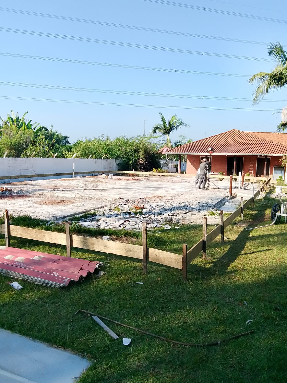 Demolição e terraplenagem para nova obra