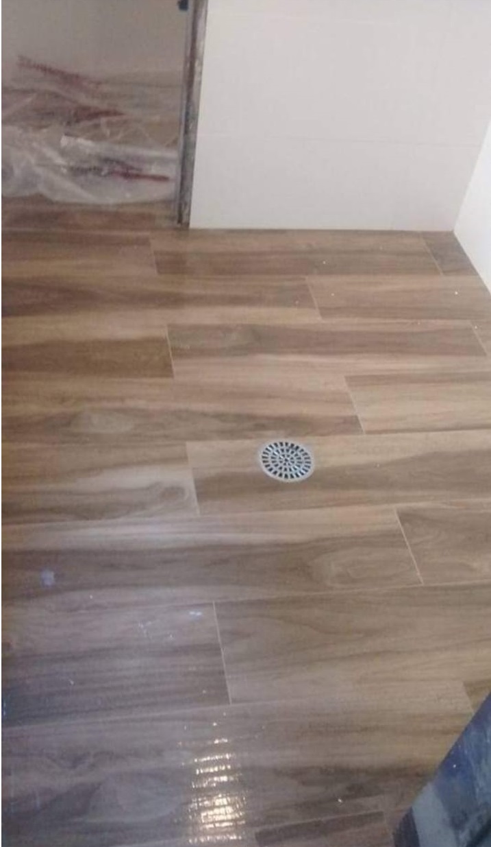 Piso porcelanato tipo madeira — banheiro