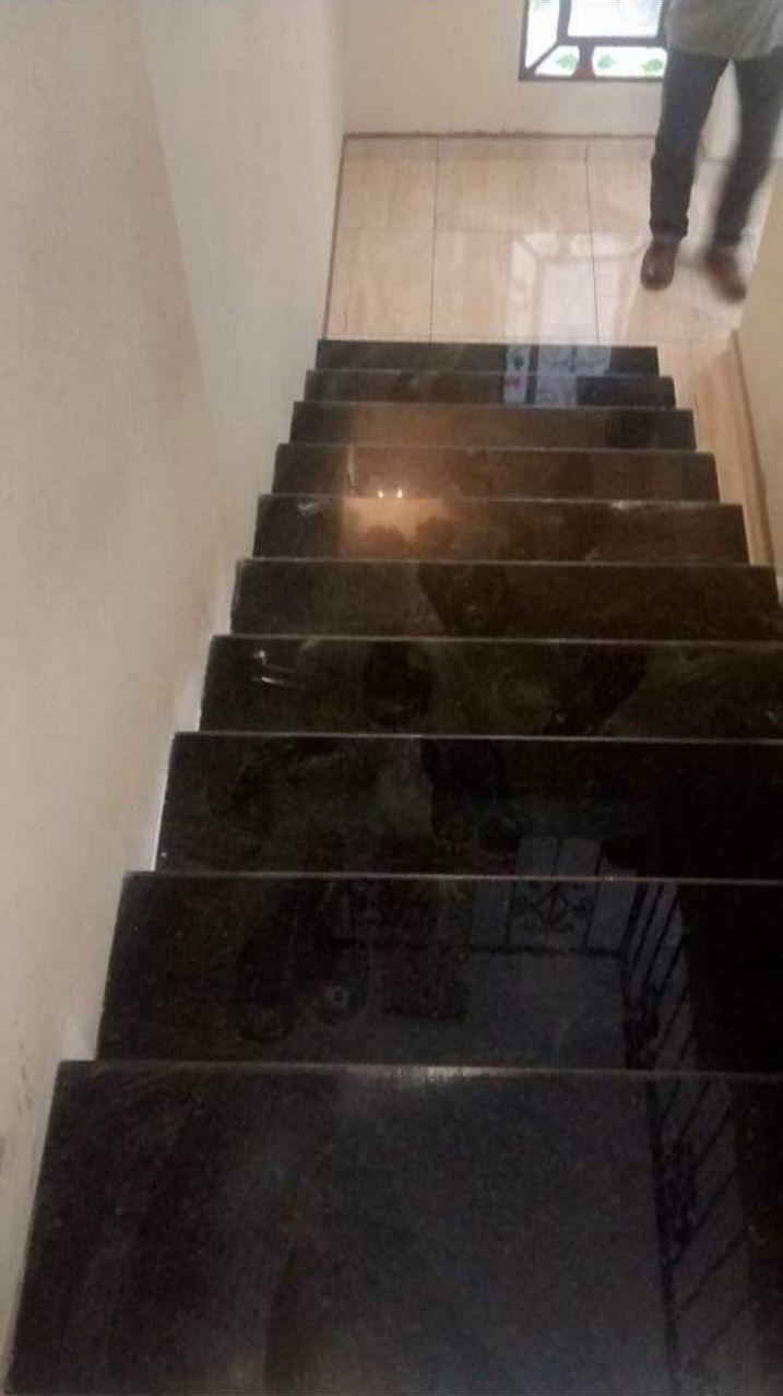 Escada com granito preto polido