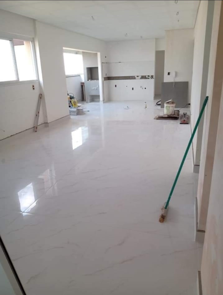 Piso porcelanato marmorizado branco — sala