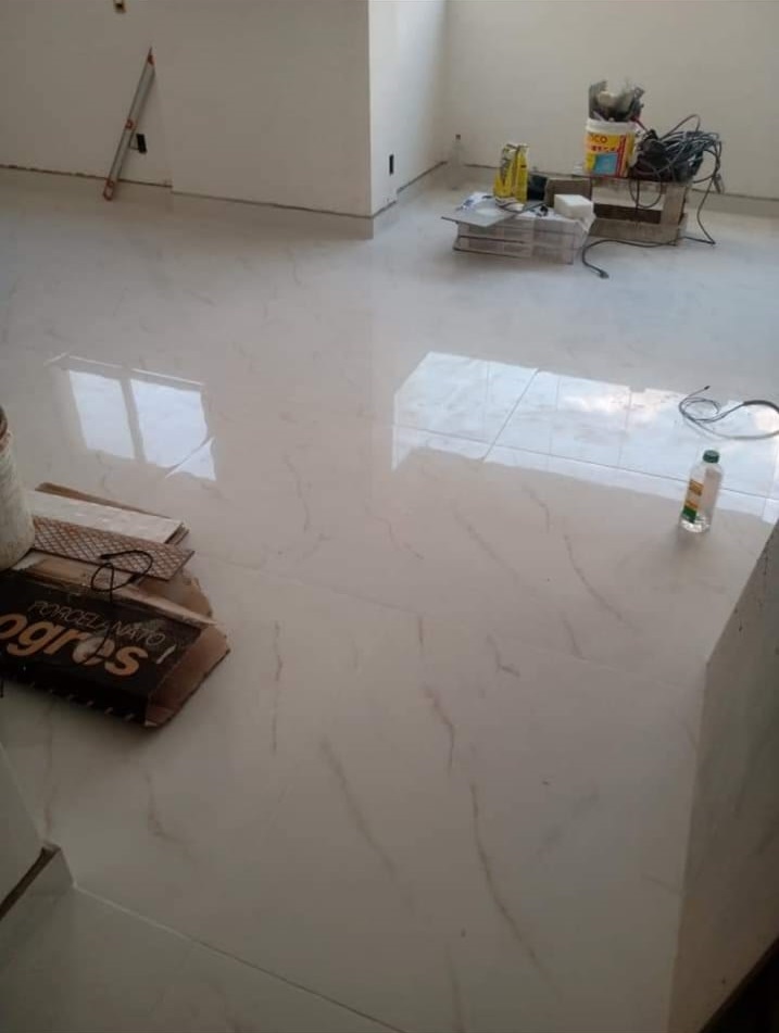 Piso porcelanato branco — sala ampla