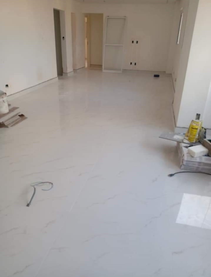 Porcelanato marmorizado — sala com churrasqueira